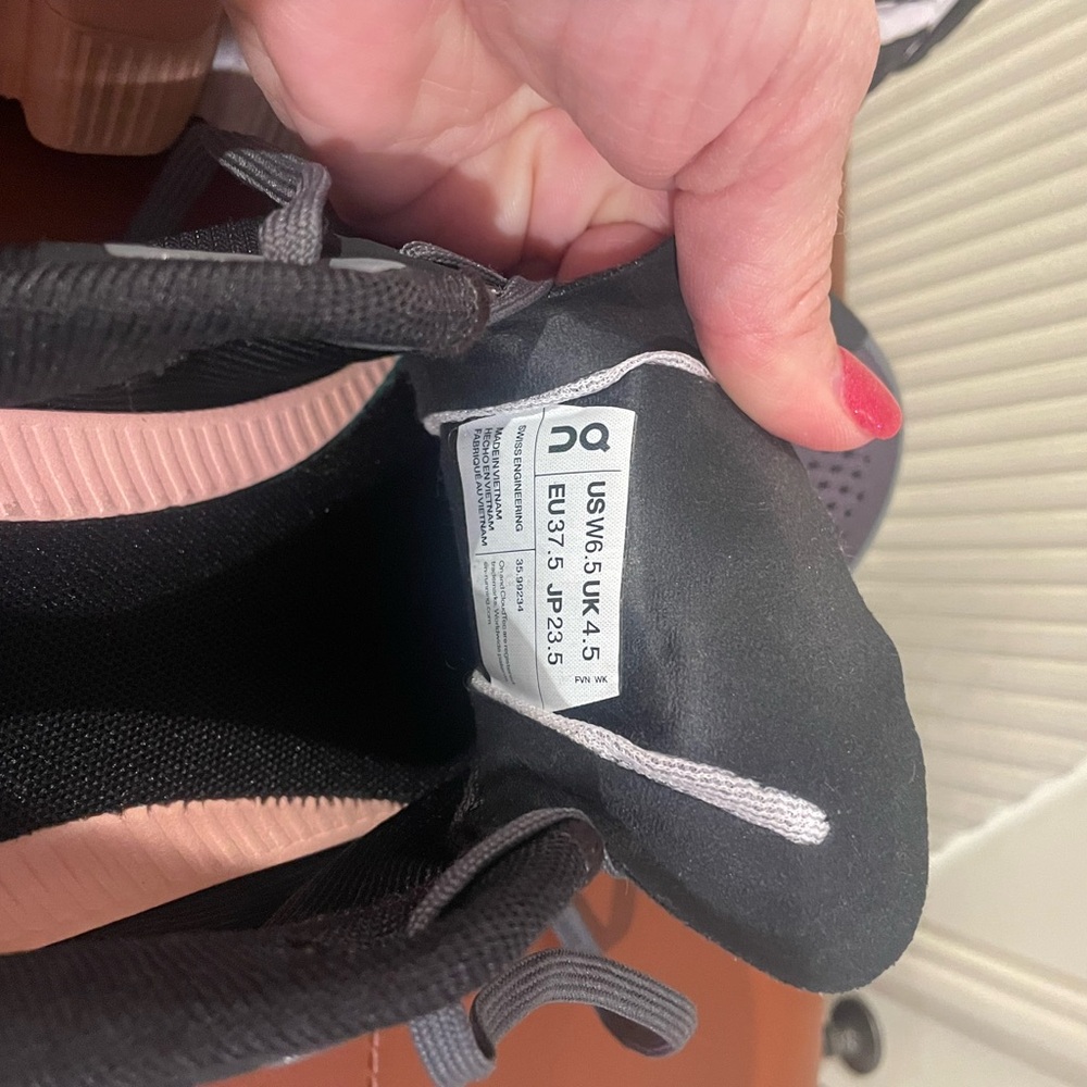 On Running Women's Cloudswift Black, Gray with Rose Accent size 6 - Picture 7 of 8